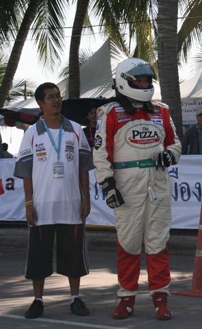 Paul ready to change over with John in the pitlane. Bang Saen 2009.